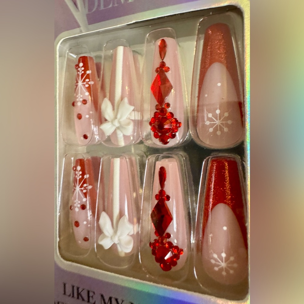 Feral Edge Demure Christmas Red and White Nail Set - Picture 3 of 5